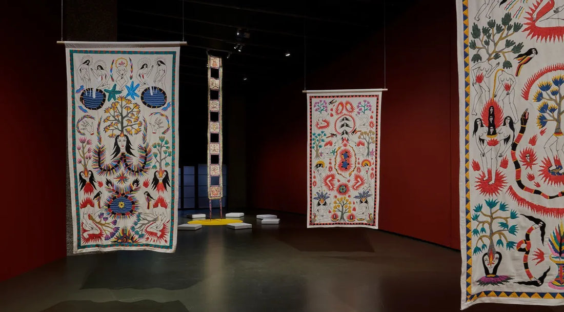 Artista da Indonésia cria pinturas feministas em pergaminhos centenários